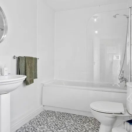 Newly Renovated 2 Bed - Pass The Keys *