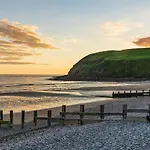 Newly Renovated 2 Bed - Pass The Keys *