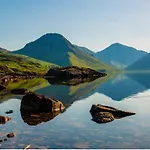 Newly Renovated 2 Bed - Pass The Keys *