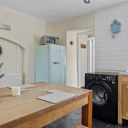 Pass The Keys Newly Renovated 2 Bed Property. * 클리터 무어