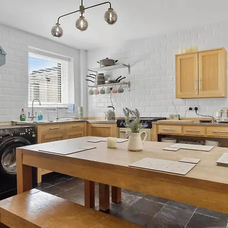 Pass The Keys Newly Renovated 2 Bed Property. 펜션