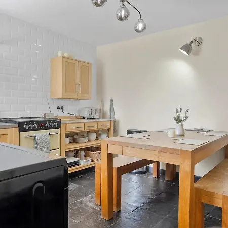 Pass The Keys Newly Renovated 2 Bed Property. 펜션 클리터 무어