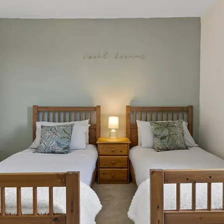 Newly Renovated 2 Bed - Pass The Keys *