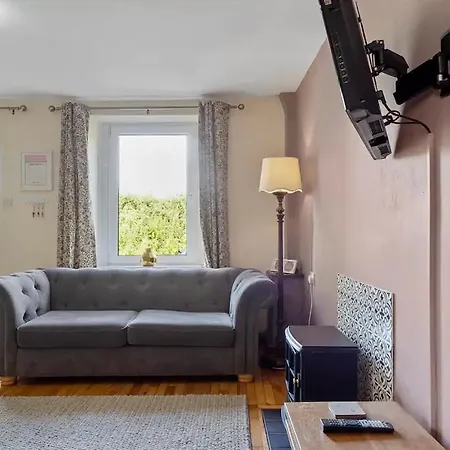 Pass The Keys Newly Renovated 2 Bed Property. * 클리터 무어