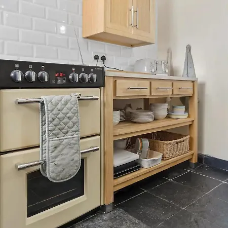 Newly Renovated 2 Bed - Pass The Keys Dom wakacyjny *